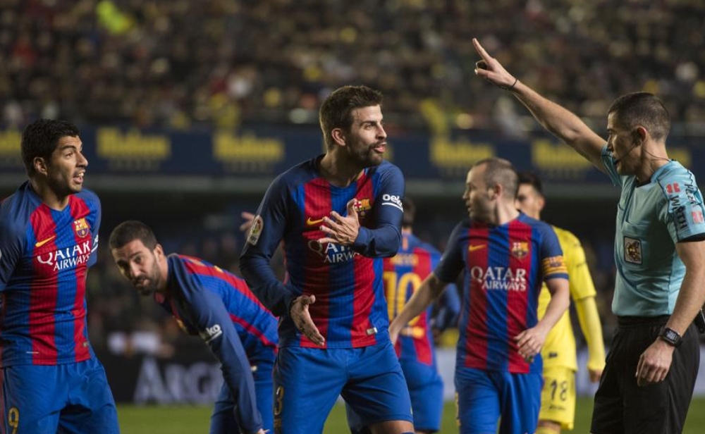 برشلونة يطالب بيكي بعدم "الحديث عن التحكيم"
