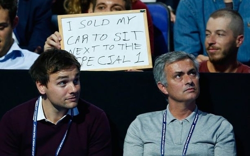 المشجع الذي رفع اللافتة