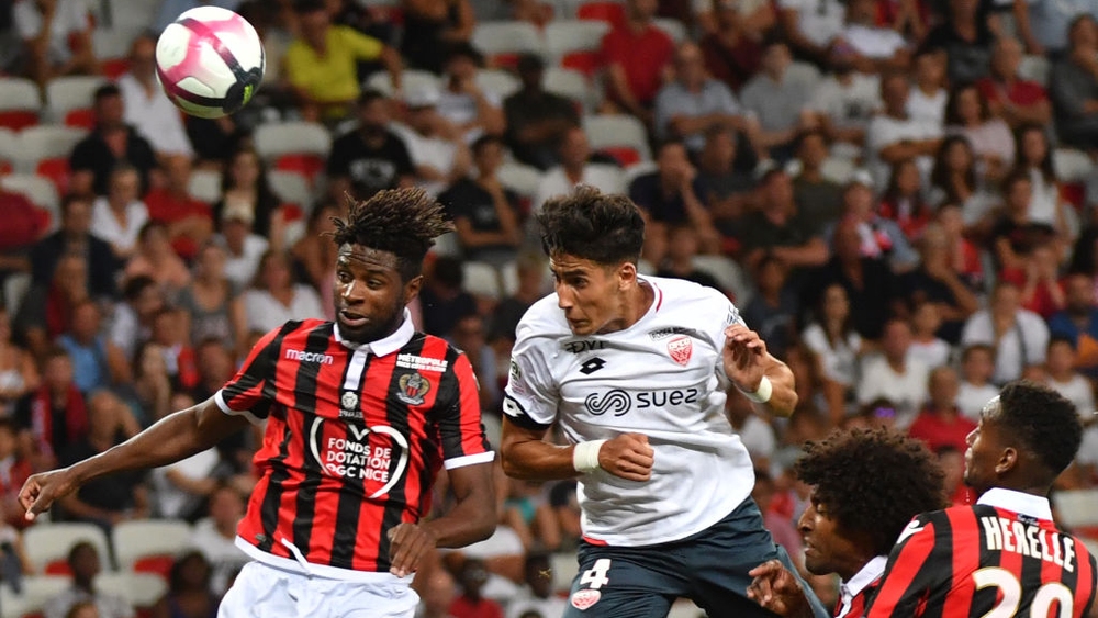 أكرد يرتقي فوق الجميع في مباراة نيس وديجون في الدوري الفرنسي