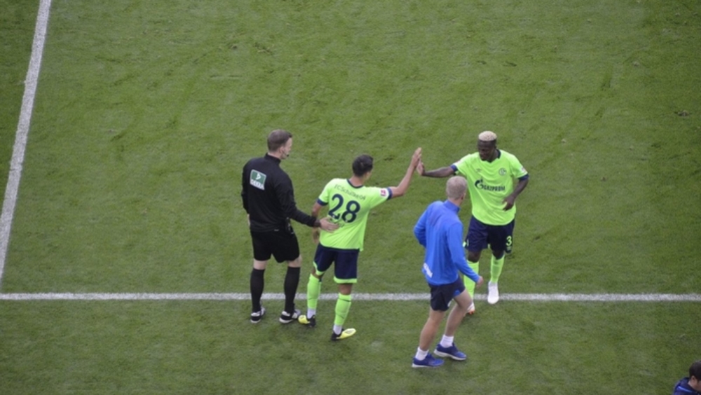 لحظة استبدال حمزة منديل في مباراة شالكه وبوروسيا مونشنجلادباخ في البوندسليجا