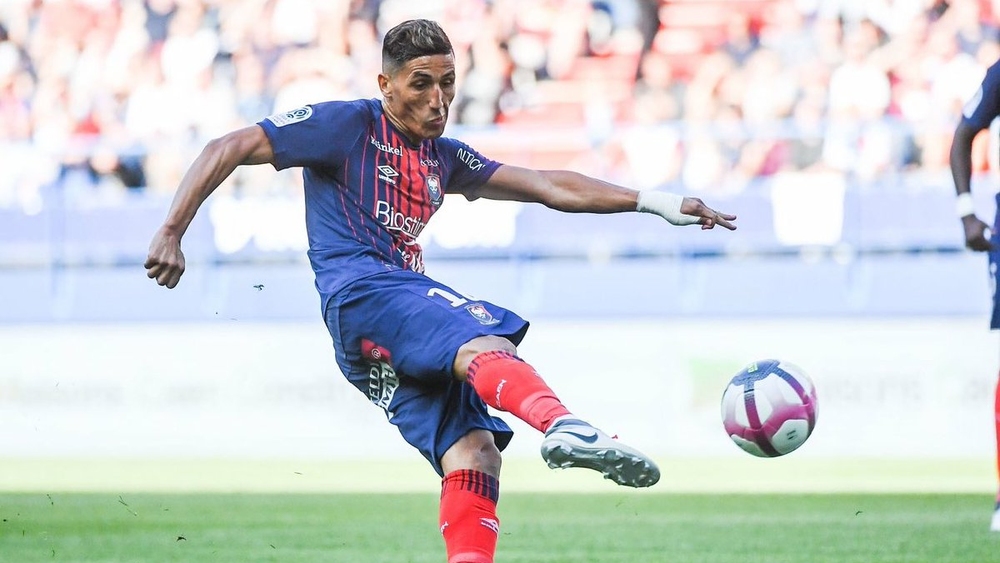 اللاعب المغربي فيصل فجر بقميص نادي كان