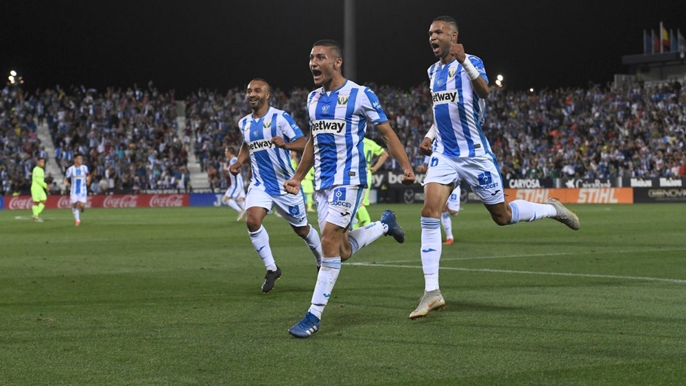 فرحة نبيل الزهر والنصيري مع زملائهما بهدف الفوز على برشلونة