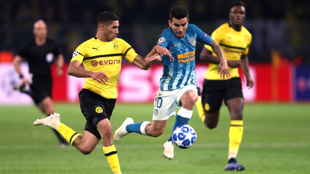 حكيمي في مباراة بوروسيا دورتموند وأتلتيكو مدريد في دوري الأبطال