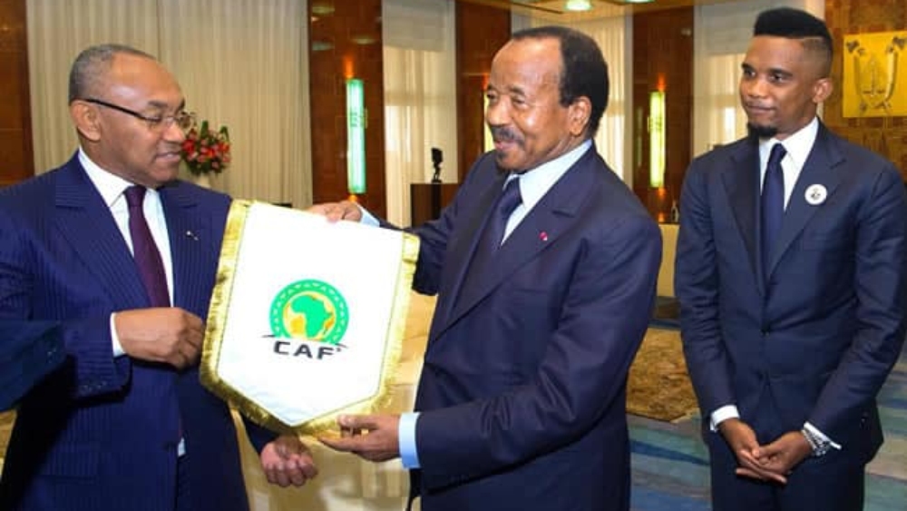 رئيس الكاف أحمد أحمد مع صامويل إيتو