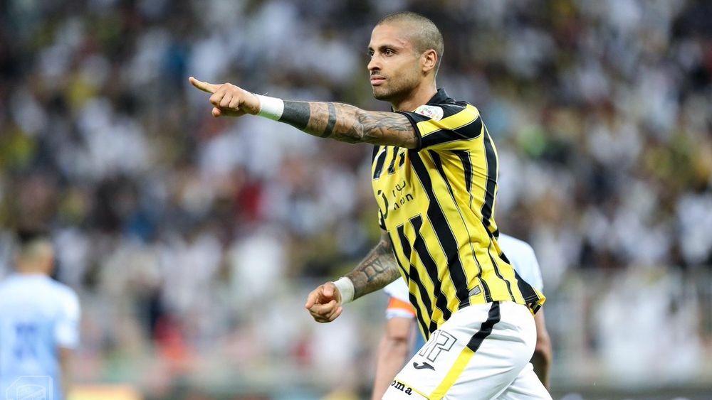 مدافع نادي الاتحاد مروان دا كوستا لحظة احتفاله بهدفه في مرمى الباطن