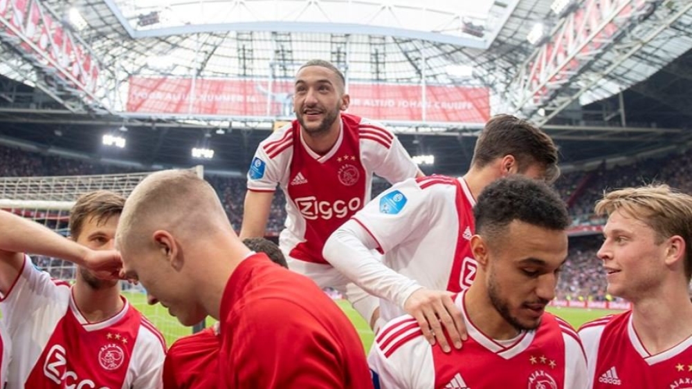 زياش واحتفال رفاقه بحسم اللقب بنسبة كبيرة رغم تبقي جولة من المنافسات