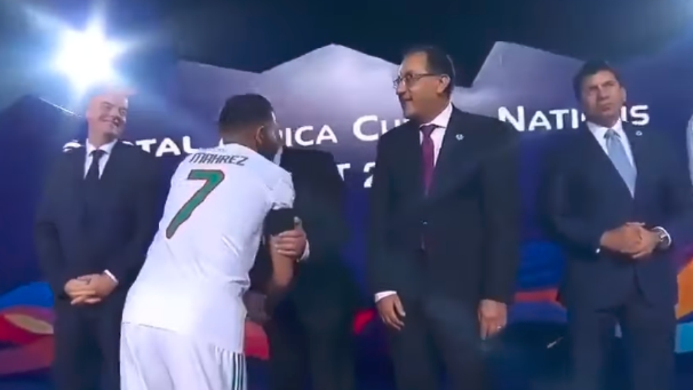 رياض محرز يرد وينفي "تعمده" عدم مصافحة رئيس الوزراء المصري