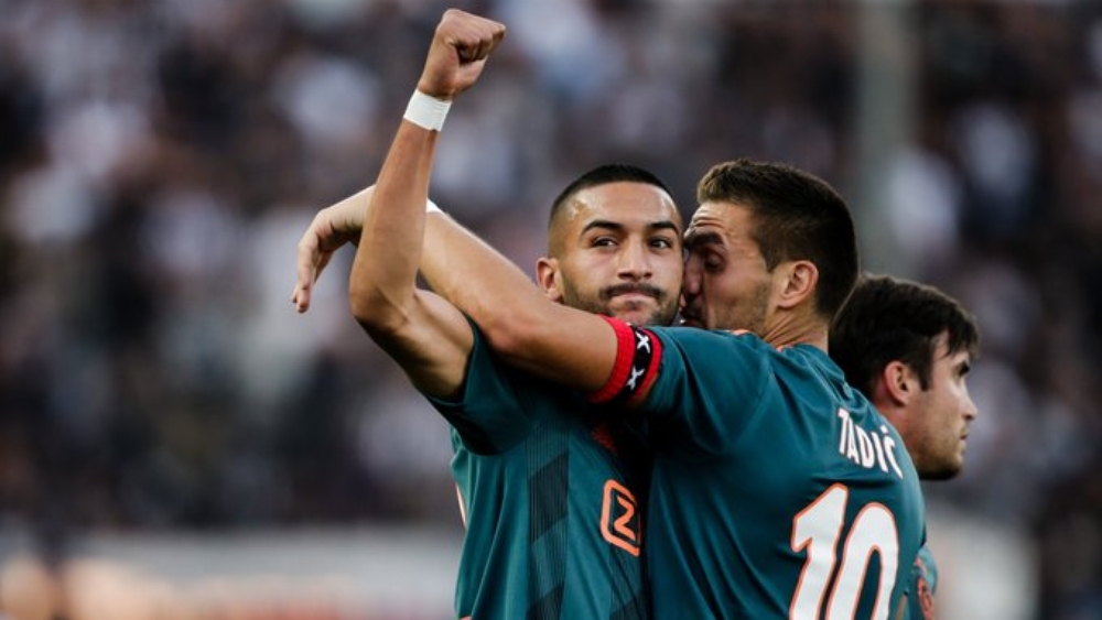 احتفال زياش مع تاديتش بهدفيه في مباراة سبارتا روتردام وأياكس