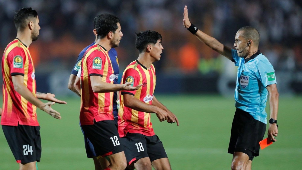 الحكم المغربي رضوان جيد واحتجاج لاعبي الترجي التونسي في مباراة الزمالك ضمن مسابقة دوري أبطال أفريقيا