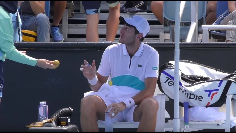 إليوت بينشيتريت يطلب من جامعة الكرات تقشير موزة قبل تقديمها له