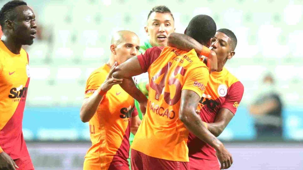 لاعبا غلطة سراي