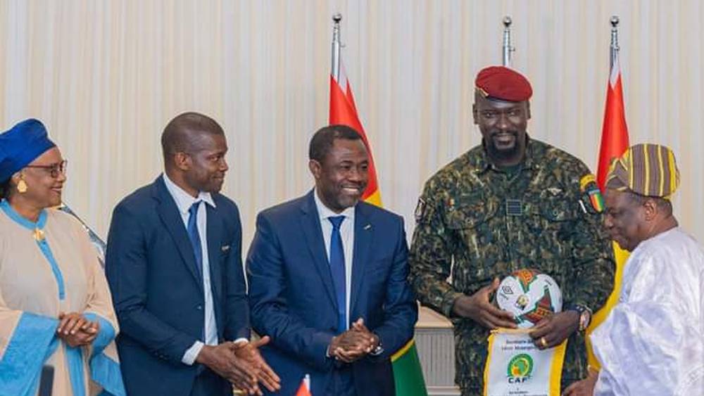 الرئيس الانتقالي لغينيا يستقبل مبعوثي الكاف في قصر محمد الخامس بكوناكري ويقدم ضمانات لقدرة بلاده على تنظيم كأس أمم أفريقيا 2025