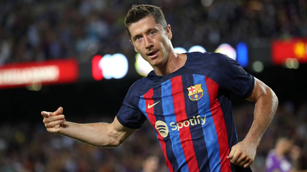 الإسباني كارليس بويول ليفاندوفسكي يستحق الكرة الذهبية وبرشلونة من بين المرشحين للفوز بدوري الأبطال