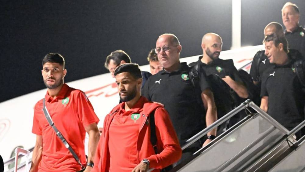 وصول الدفعة الأولى لبعثة المنتخب المغربي إلى قطر وسط استقبال جماهيري كبير
