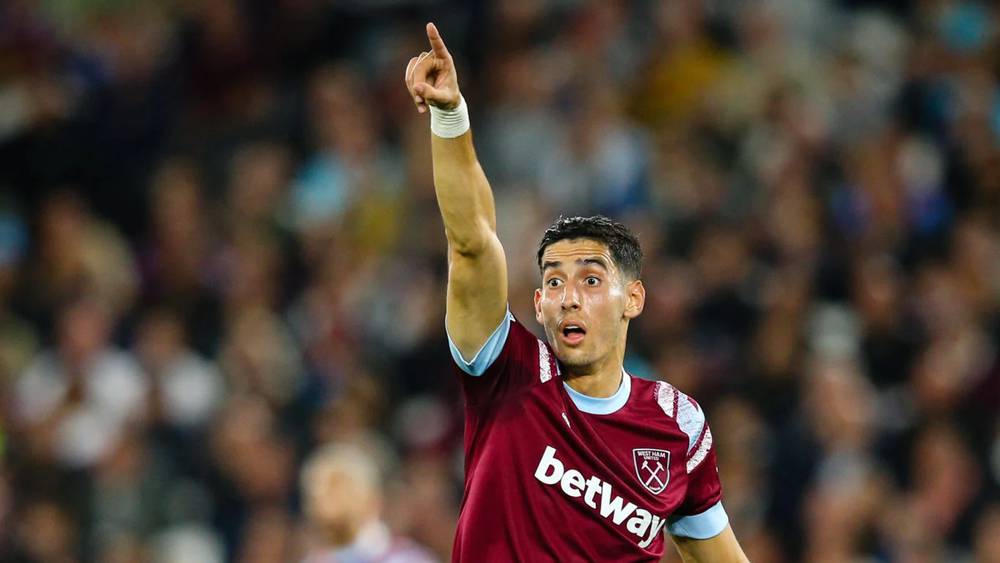 نايف أكرد أساسي لأول مرة في الدوري الإنجليزي الممتاز