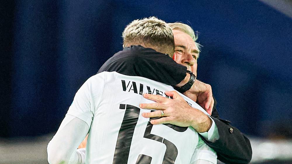 عناق أنشيلوتي لفالفيردي بعد إنقاذه من الاعتزال