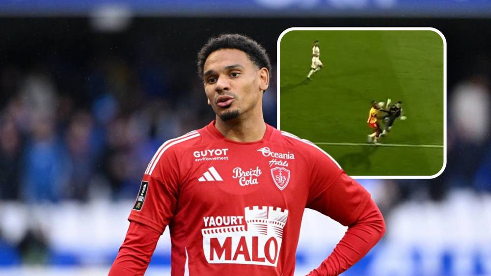 لاعب بريست محتجا على الحكم: "تعامل معنا مثل الكلاب!"