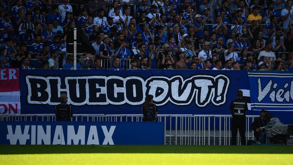 احتجاجات مشتركة لجماهير تشيلسي وستراسبورغ ضد إدارة BlueCo