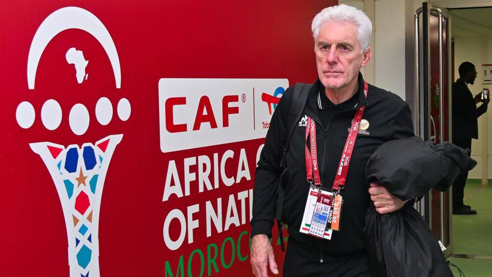 بروس عن سبب الإقصاء من الكان: "خصومنا يملكون لاعبين محترفين في أوروبا على عكسنا نحن.. هذا أراه عيبا بالنسبة لجنوب أفريقيا"