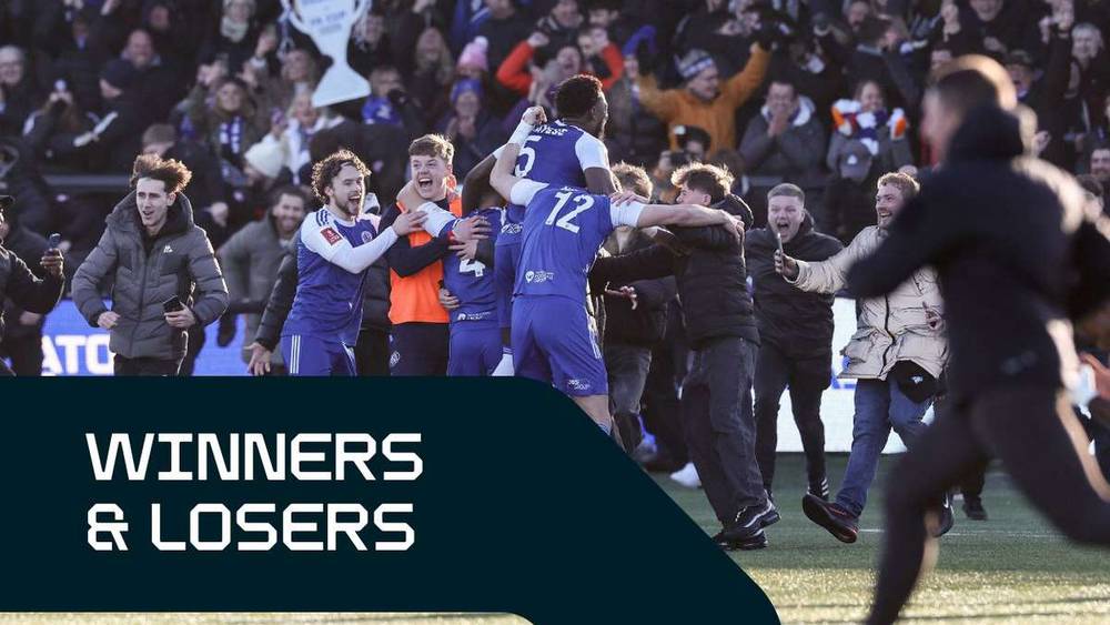 مفاجآت كروية: ماكليسفيلد يطيح بحامل لقب كأس الاتحاد الإنجليزي وحوادث غريبة في الملاعب