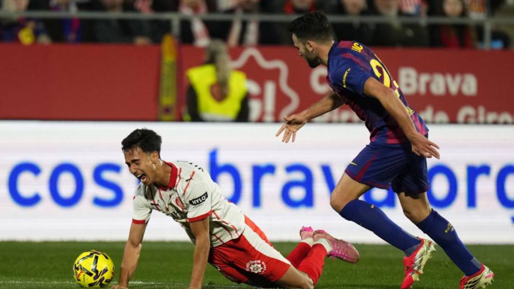 برشلونة يتنفس الصعداء: إريك غارسيا خالٍ من الإصابة