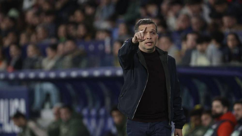 إيقاف كيرفين أرياغا ومساعد مدرب ليفانتي لثلاث مباريات