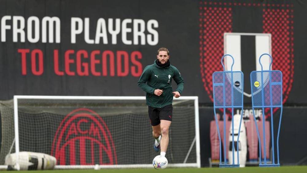 عودة أدريان رابيو إلى ميلان في مواجهة بارما بعد انتهاء الإيقاف