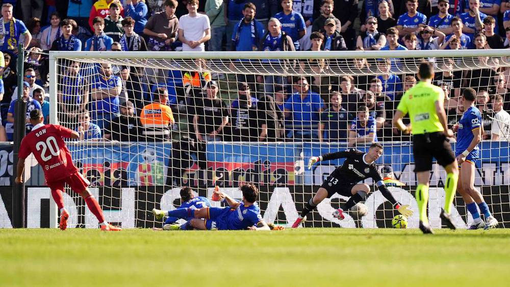 طرد داكونام دجيني يمهد لفوز إشبيلية على خيتافي