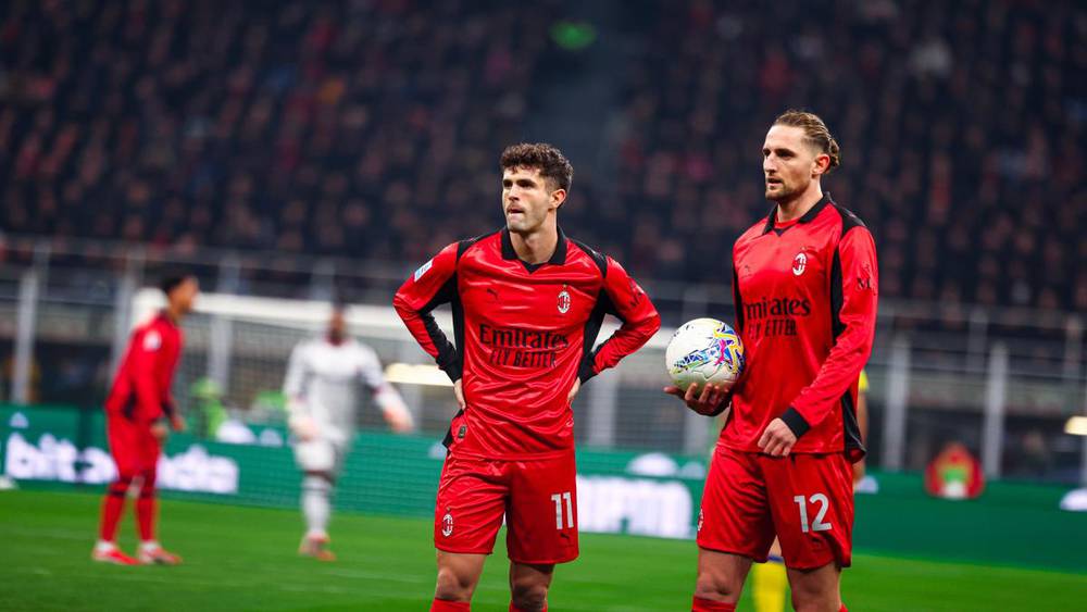 ميلان يكشف عن قميصه الرابع للموسم الجديد بعودة الأكمام الطويلة