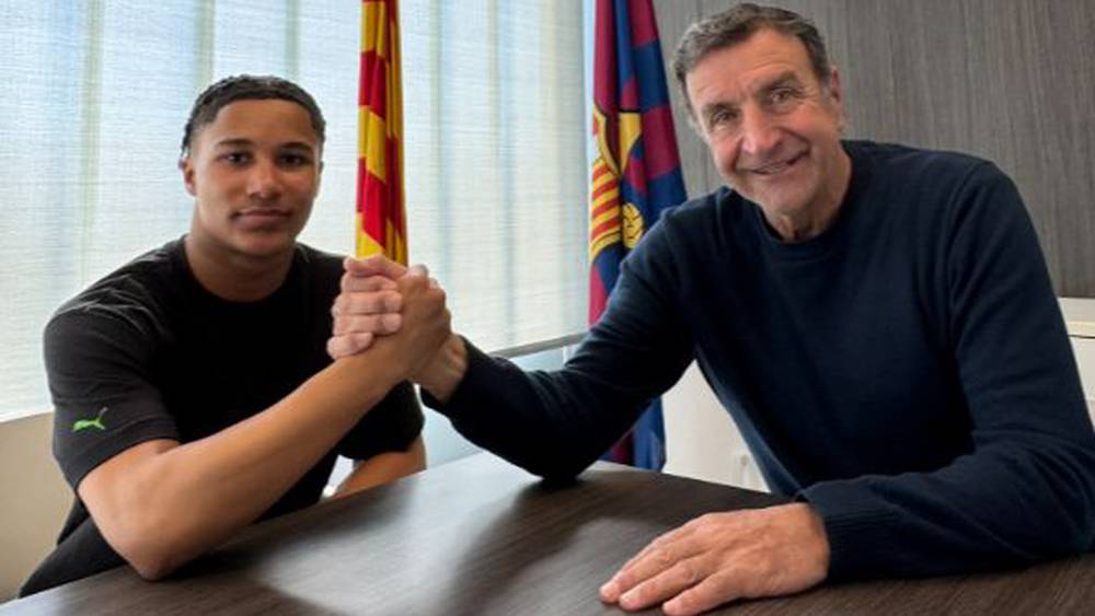 برشلونة يعلن التعاقد مع الجناح الإنجليزي أجاي تافاريس من نورويتش سيتي