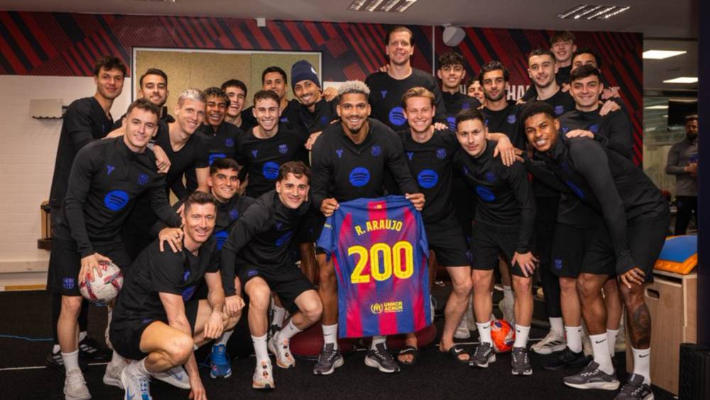 برشلونة يحتفي بمدافعه رونالد أراوخو بعد وصوله إلى مباراته رقم 200 مع النادي