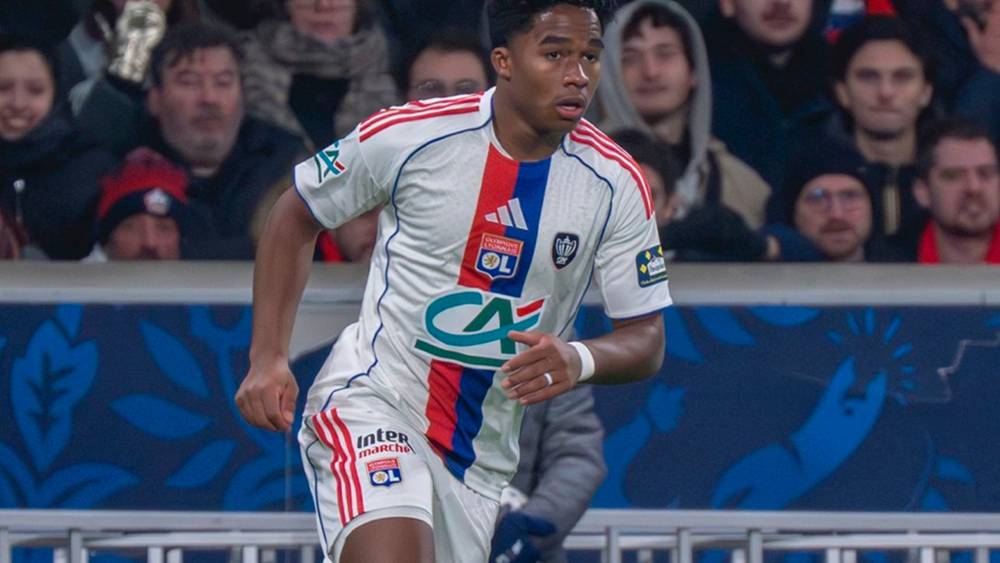 مدرب أولمبيك ليون يبرر إبعاد إندريك عن التشكيلة الأساسية لتفادي الإصابة