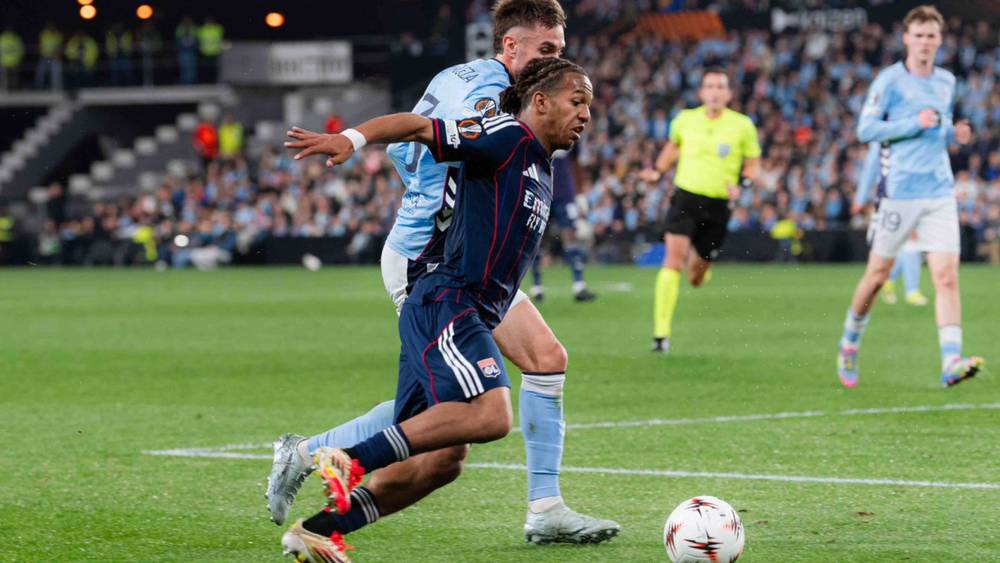 موهبة أولمبيك ليون ستيف كانجو يخطف الأنظار في ظهوره الأول بالدوري الأوروبي