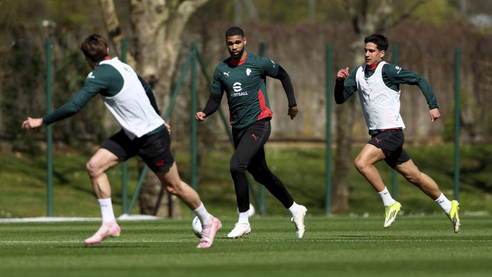 لوفتوس تشيك يعود لتشكيلة ميلان في مواجهة ملعب مارادونا بعد جراحة الفك