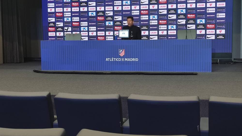 سيموني وأتلتيكو مدريد ينتقدان التحكيم بعد التراجع عن طرد مدافع برشلونة