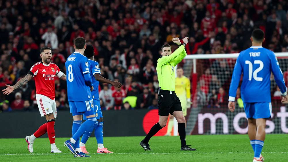 حكم مباراة ريال مدريد وبنفيكا يوضح كواليس تفعيله لبروتوكول العنصرية في واقعة فينيسيوس وبريستياني