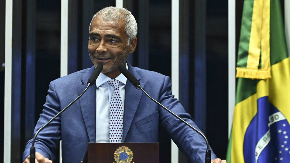 روماريو يعتبر نفسه من أعظم 5 لاعبين ويأمل فوز البرازيل بكأس العالم 2026