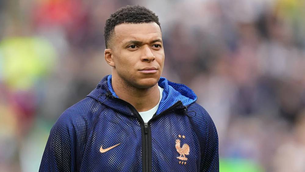 مبابي و4 لاعبين في منتخب فرنسا يحتجون على وضع صورهم في إعلان لشركة القمار