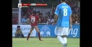 لاعب يخلع سرواله احتفالا بتسجيل هدف	