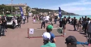 لعب التنس في الشارع 