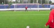 لاعب يسجل هدفا في الزاوية 90 و عينيه مغمضة 