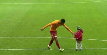 لقطة رائعة ليونس بلهندة وابنه مع جماهير غلطة سراي الرهيبة