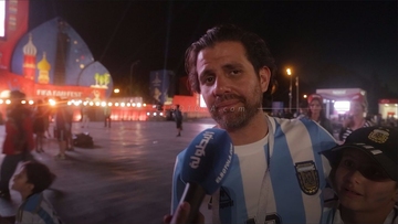 لقطة طريفة .. رجل أرجنتيني يختار الأفضل بين مارادونا وميسي بطريقته الخاصة