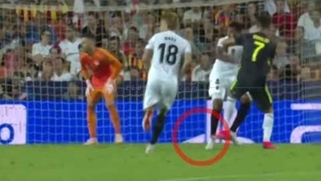 لقطة توضح هل كان رونالدو يستحق الطرد أم لا ... !