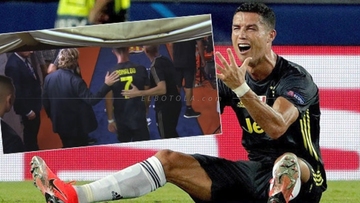 مشهد مؤثر لرونالدو وهو يحاول مغادرة الملعب بعد تلقيه البطاقة الحمراء