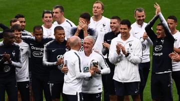 ديدييه ديشان يحتفل بعيد ميلاده ال50 رفقة لاعبيه