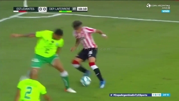 لقطة فنية رائعة لموهبة استوديانتس "داريو سارمينتو" صاحب الــــ 16 سنة في مباراة فريقه بكأس الأرجنتين .