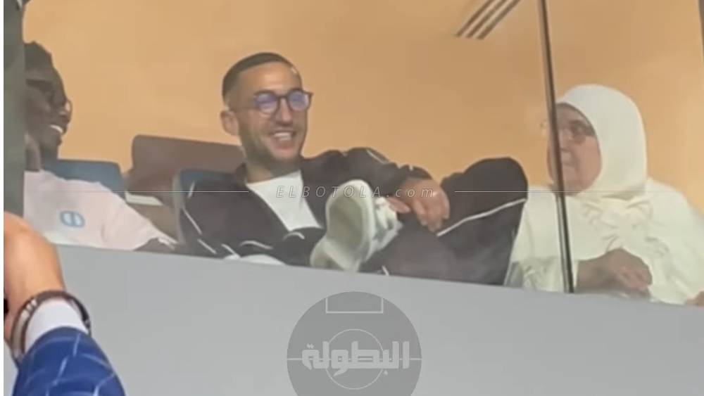 زياش نجم الوداد الجديد حاضر في "دونور" رفقة والدته لمتابعة "الديربي"