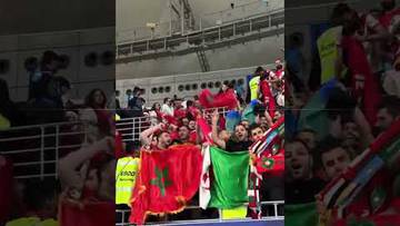 الجماهير المغربية تهز المدرجات احتفالا بالتأهل إلى المربع الذهبي لكأس العرب