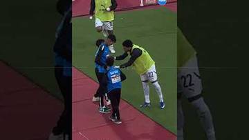 عمر مرموش يوقع على أقمصة حاملي الكرات ✍️👕